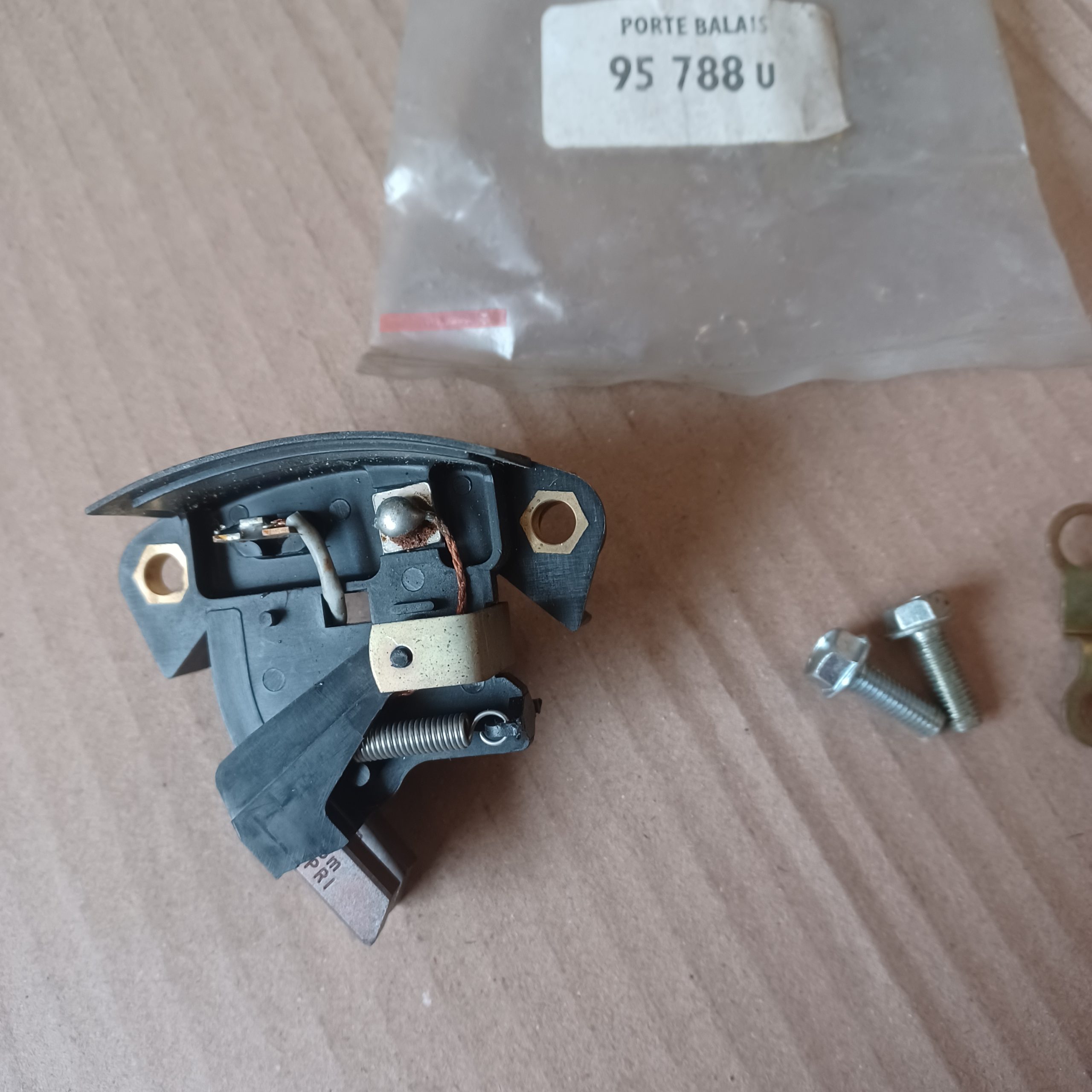 Porte balais pour alternateur Paris-Rhône 12V A13M A13R Peugeot 104 204 304 404 504 Simca Talbot Chrysler 160 180 GT Arrivages Auto Pieces