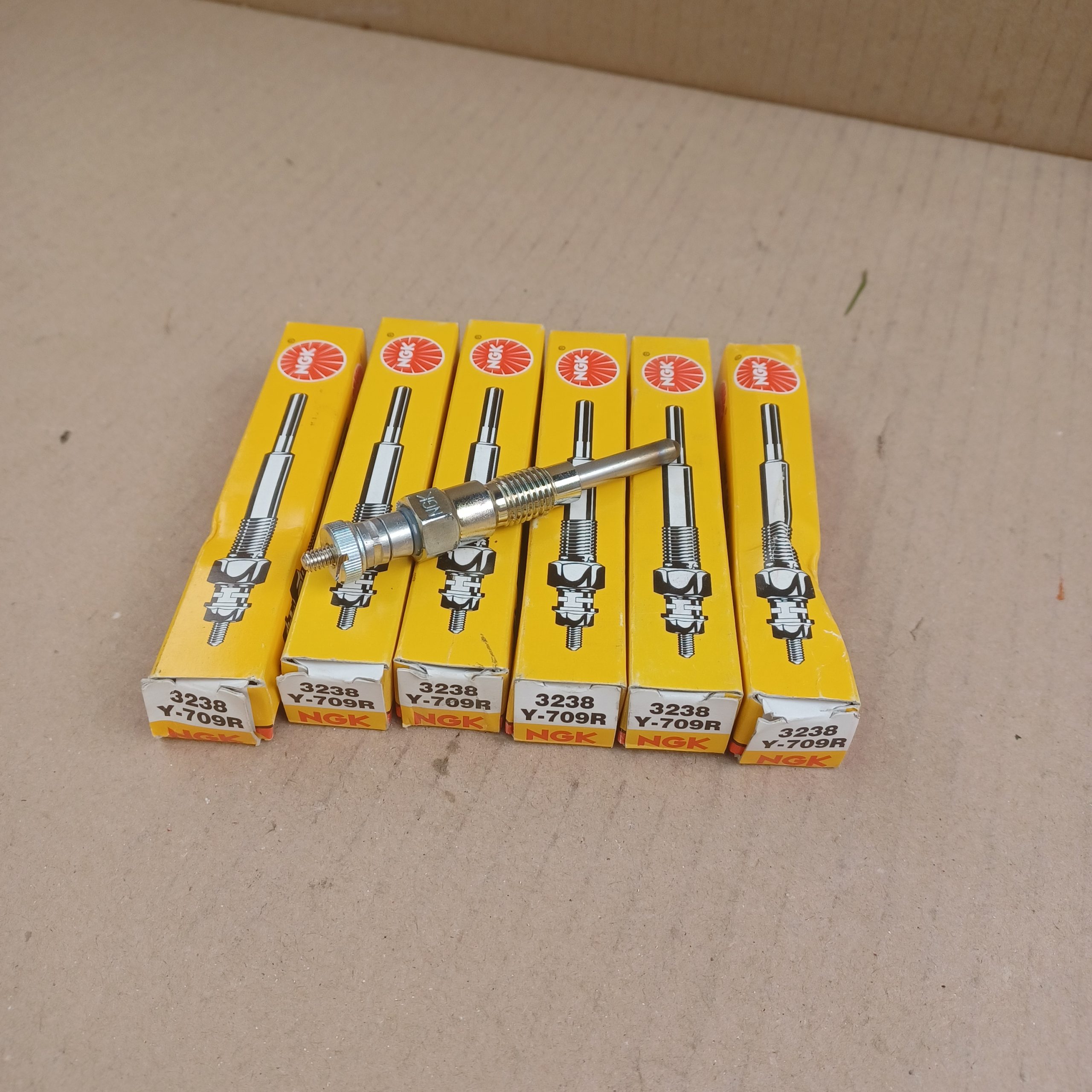 Lot de 4 bougies d&rsquo;allumage NGK 7447 MERCURY 141 035 68 Arrivages Auto Pieces