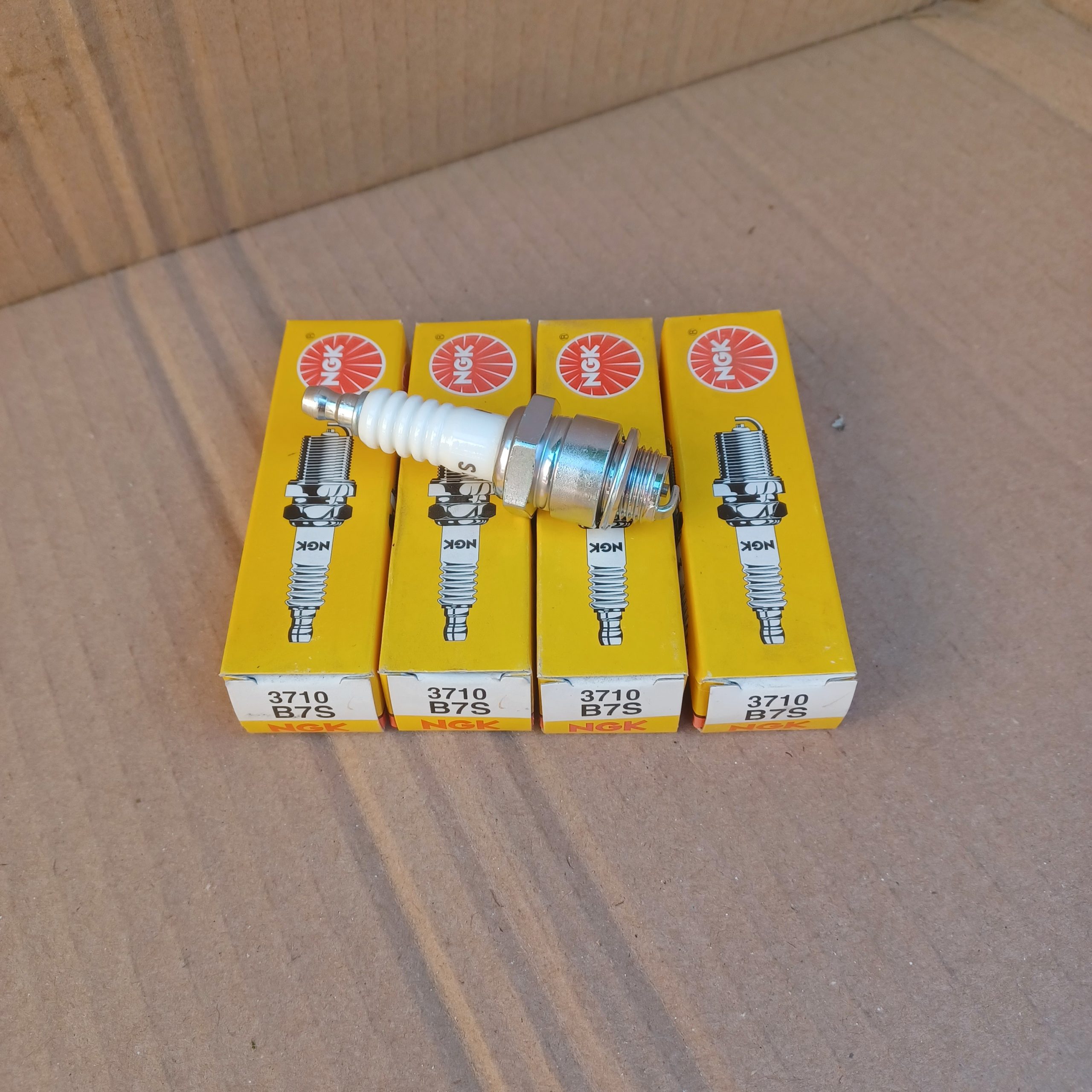 Lot de 4 bougies d&rsquo;allumage Mahindra CJ 3 2.2 Volvo PV544 1.6 Arrivages Auto Pieces