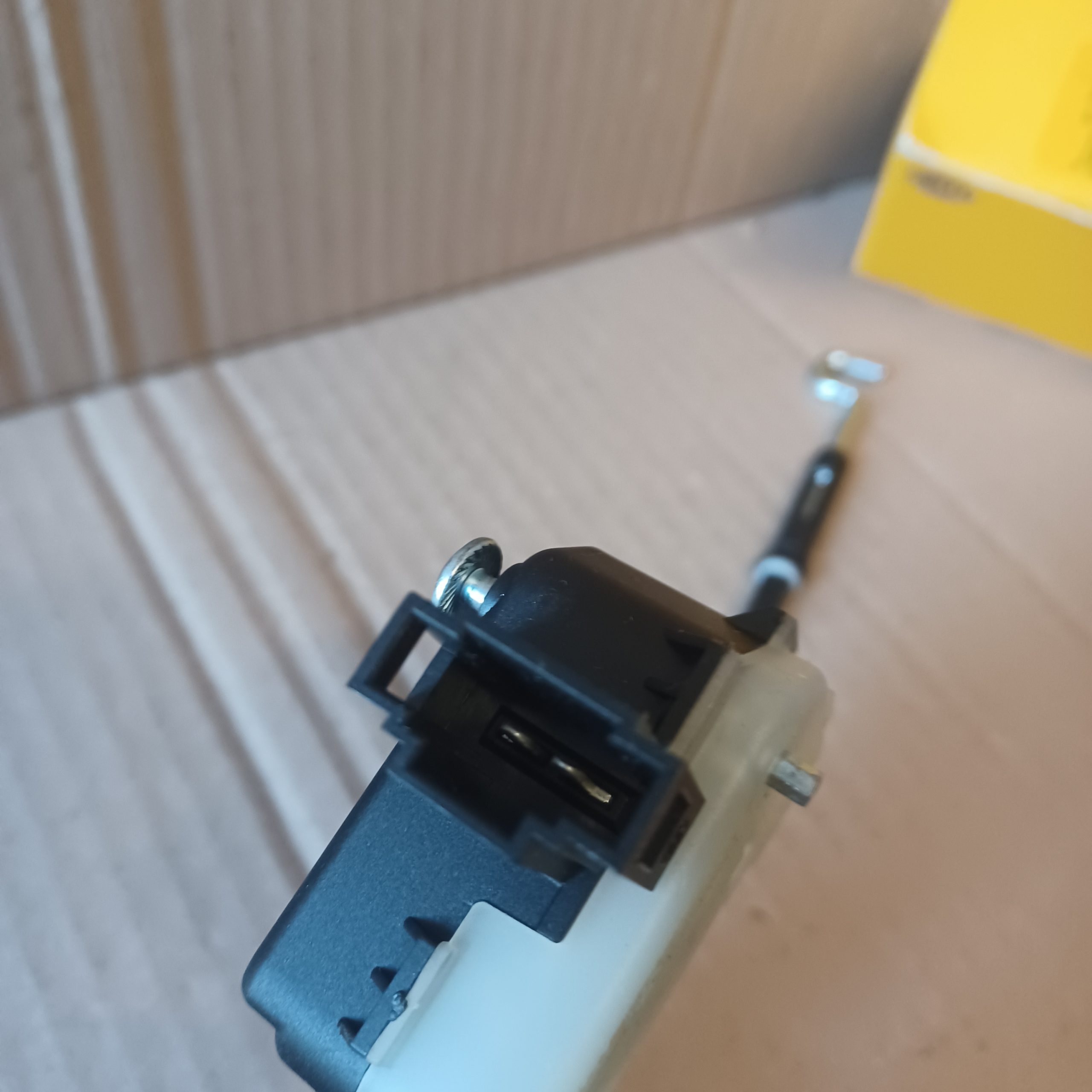 Hella Fermeture centralisée trappe carburant VW Bora I Golf IV Touareg I Arrivages Auto Pieces