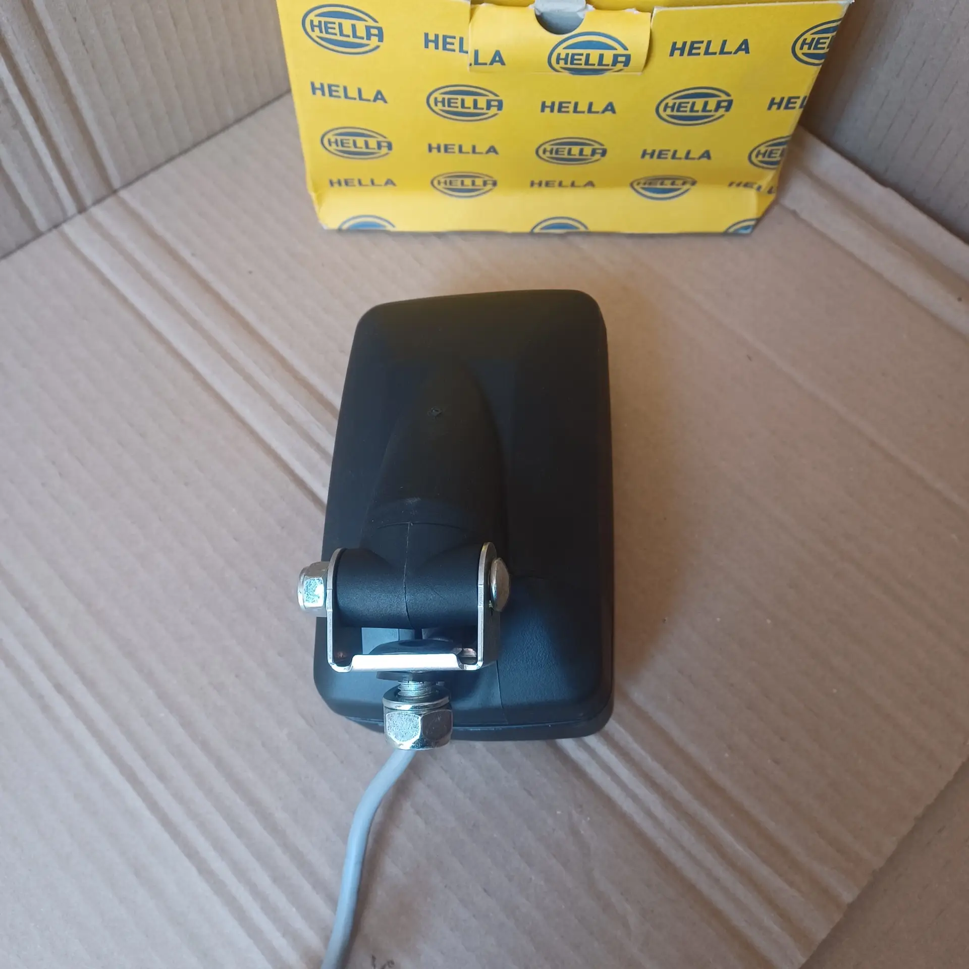 Projecteur phare de travail 15cm x 9cm 12v ou 24v Arrivages Auto Pieces