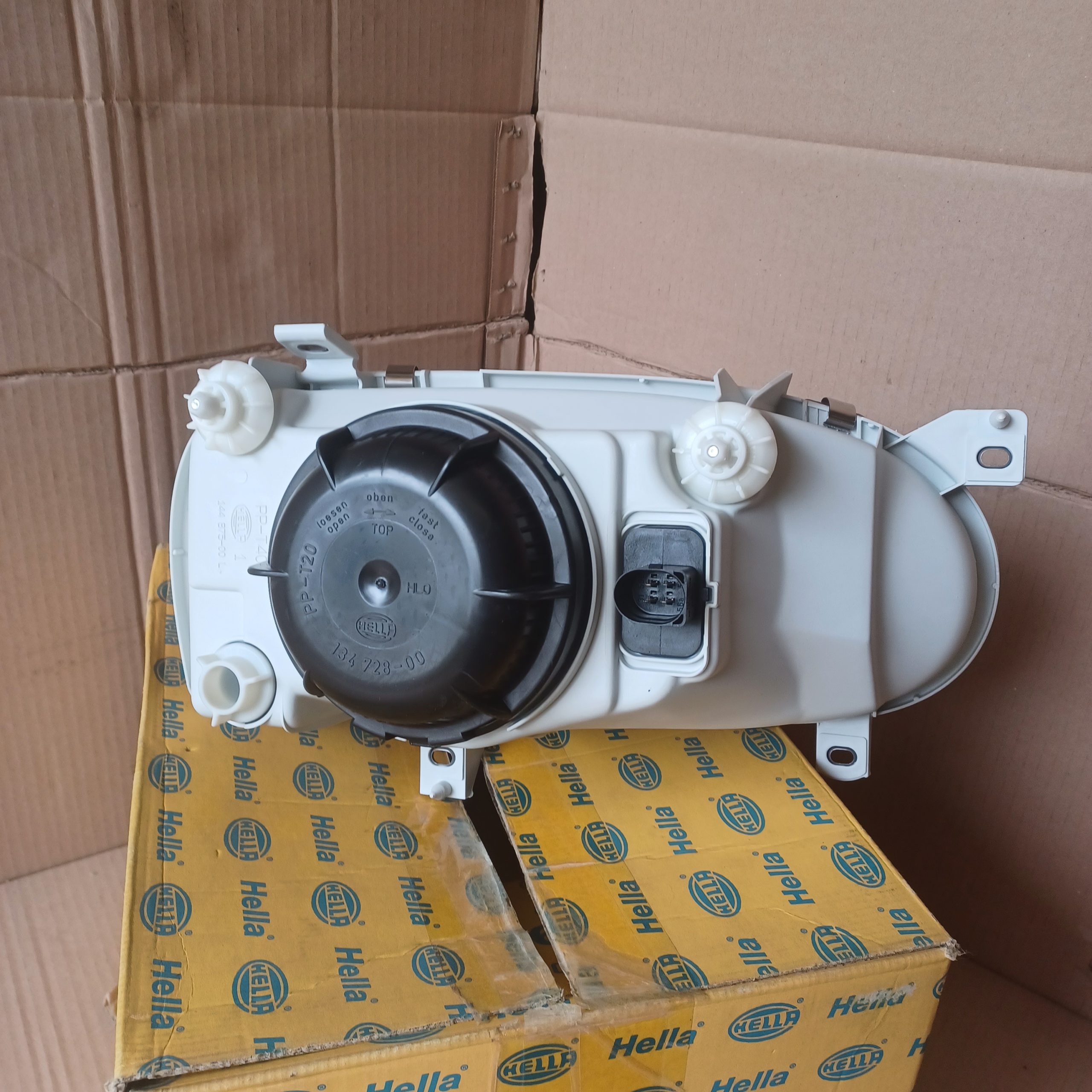 D412 (1) Phare avant gauche VW Golf III H4 Neuf Hella Arrivages Auto Pieces