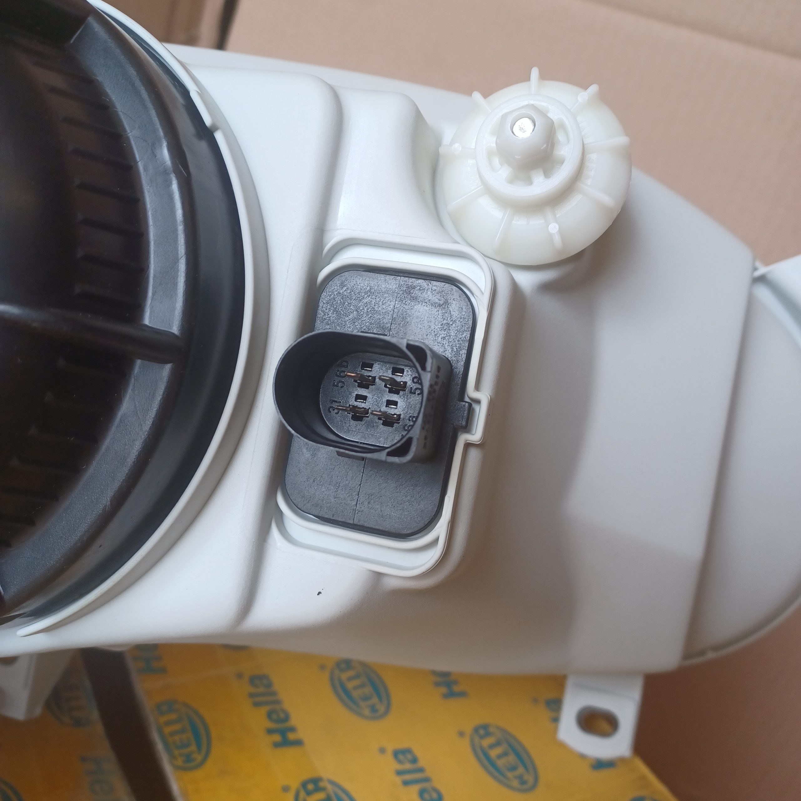 D412 (2) Phare avant gauche VW Golf III H4 Neuf Hella Arrivages Auto Pieces