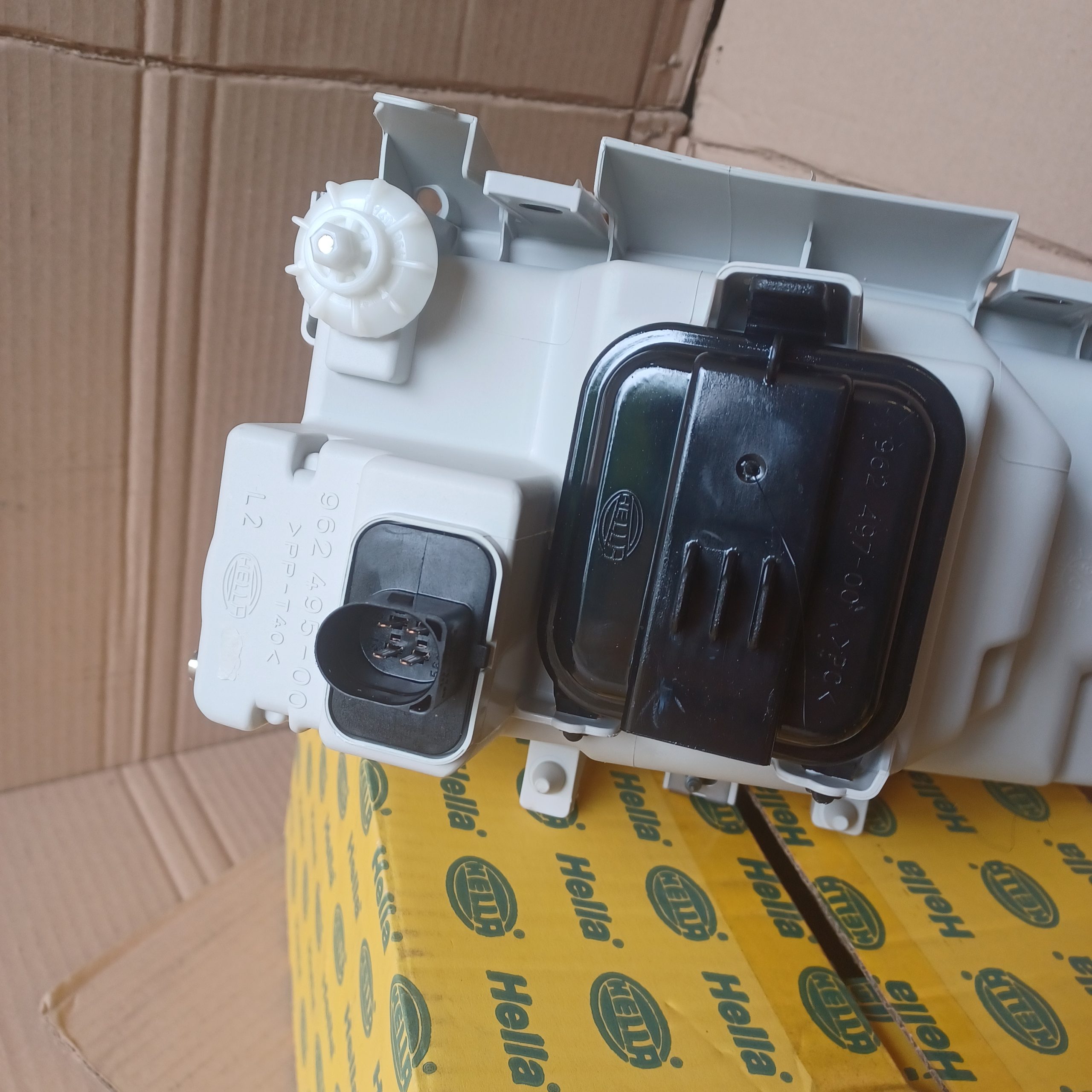 Phare avant gauche VW polo 6N1 Neuf Hella Arrivages Auto Pieces