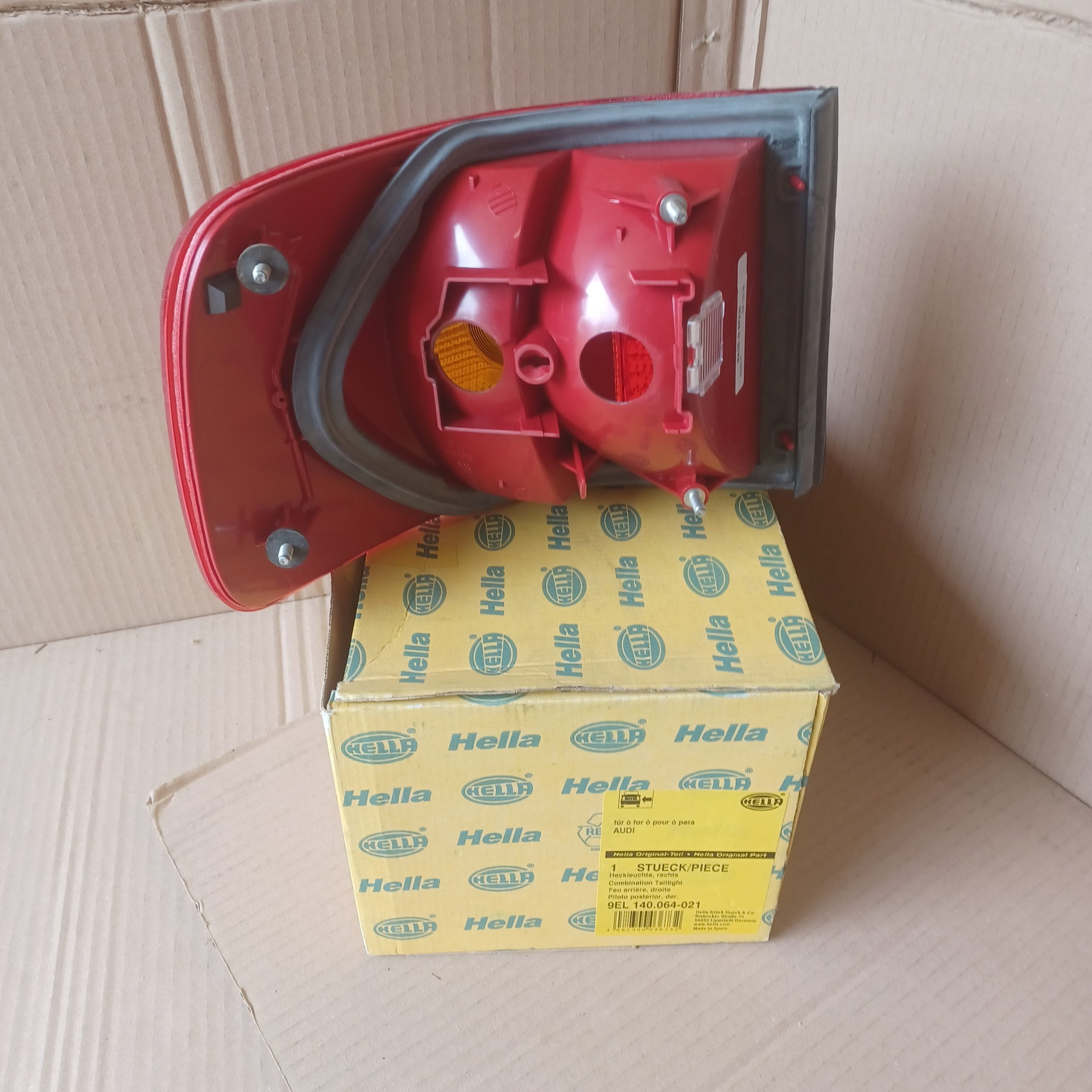 Feu arrière droit sur aile Audi 100 C4 A6 C4 Arrivages Auto Pieces