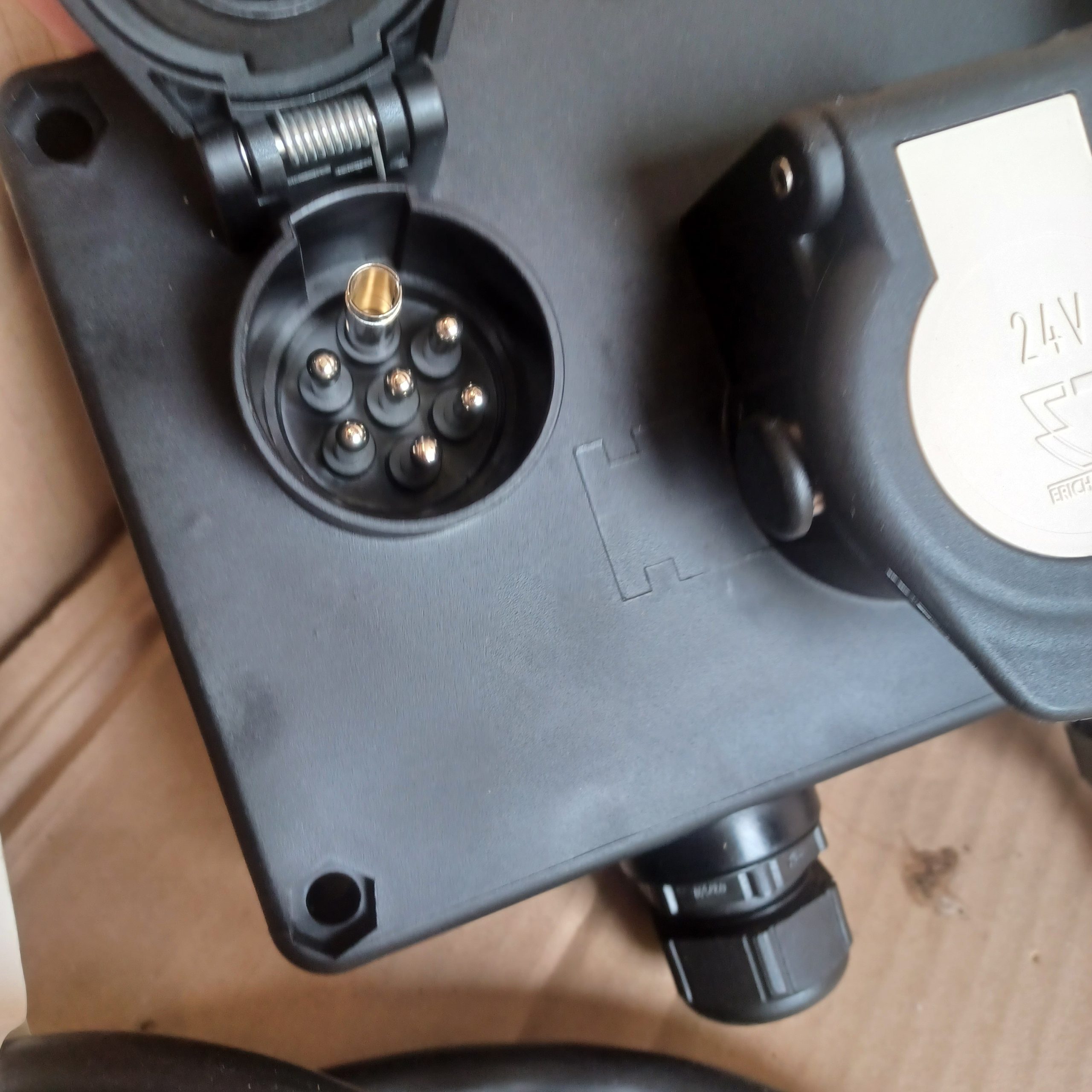 Boitier de jonction, liaison, adaptateur prise 15P 7N 7S Poids-Lourd Arrivages Auto Pieces