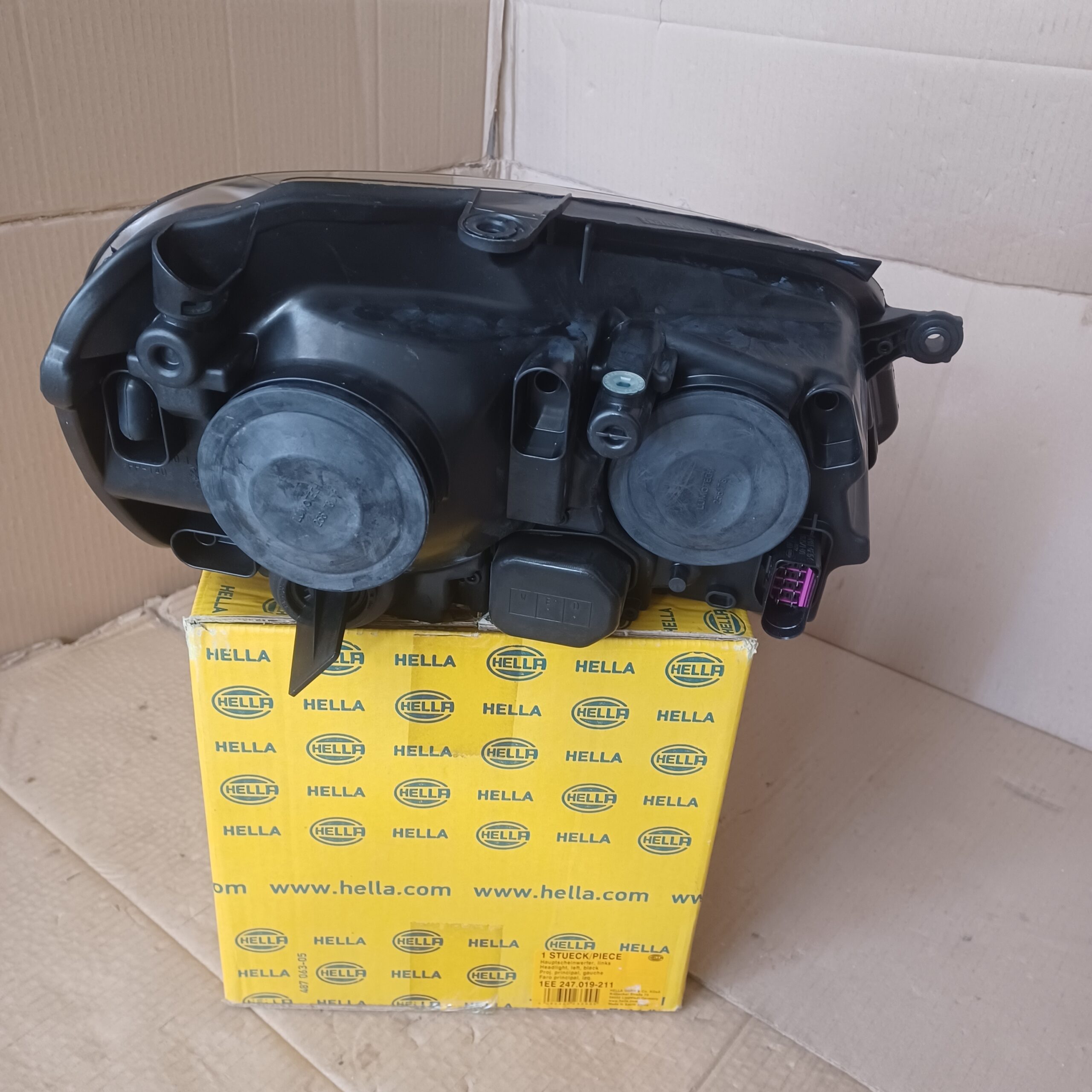 phare gauche (fond noir) VW Polo IV 2002-2010 Hella Arrivages Auto Pieces