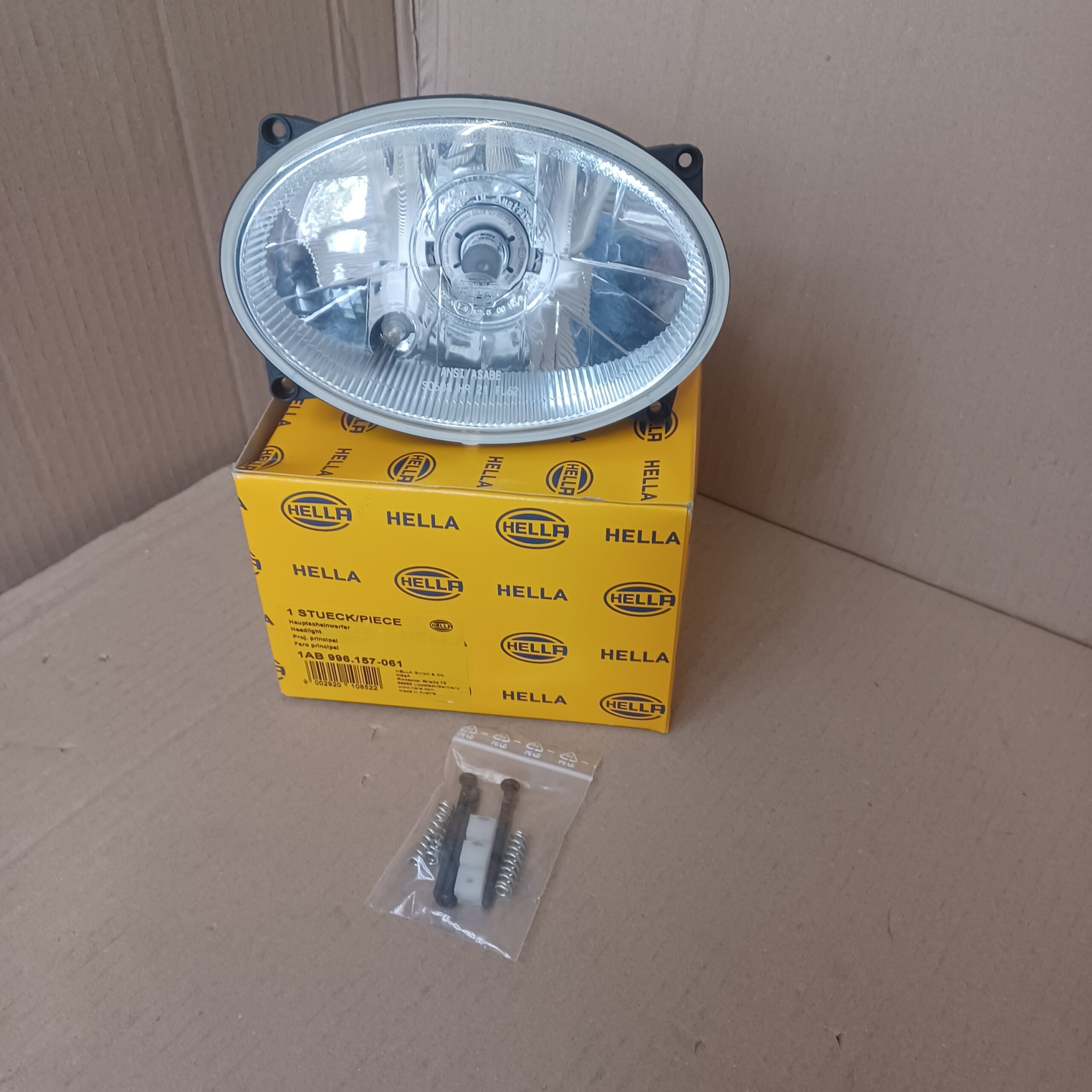 phare Hella Oval 120 H4 OE 167906 DEUTZ-FAHR OE 059 758 90 CLAAS Arrivages Auto Pieces