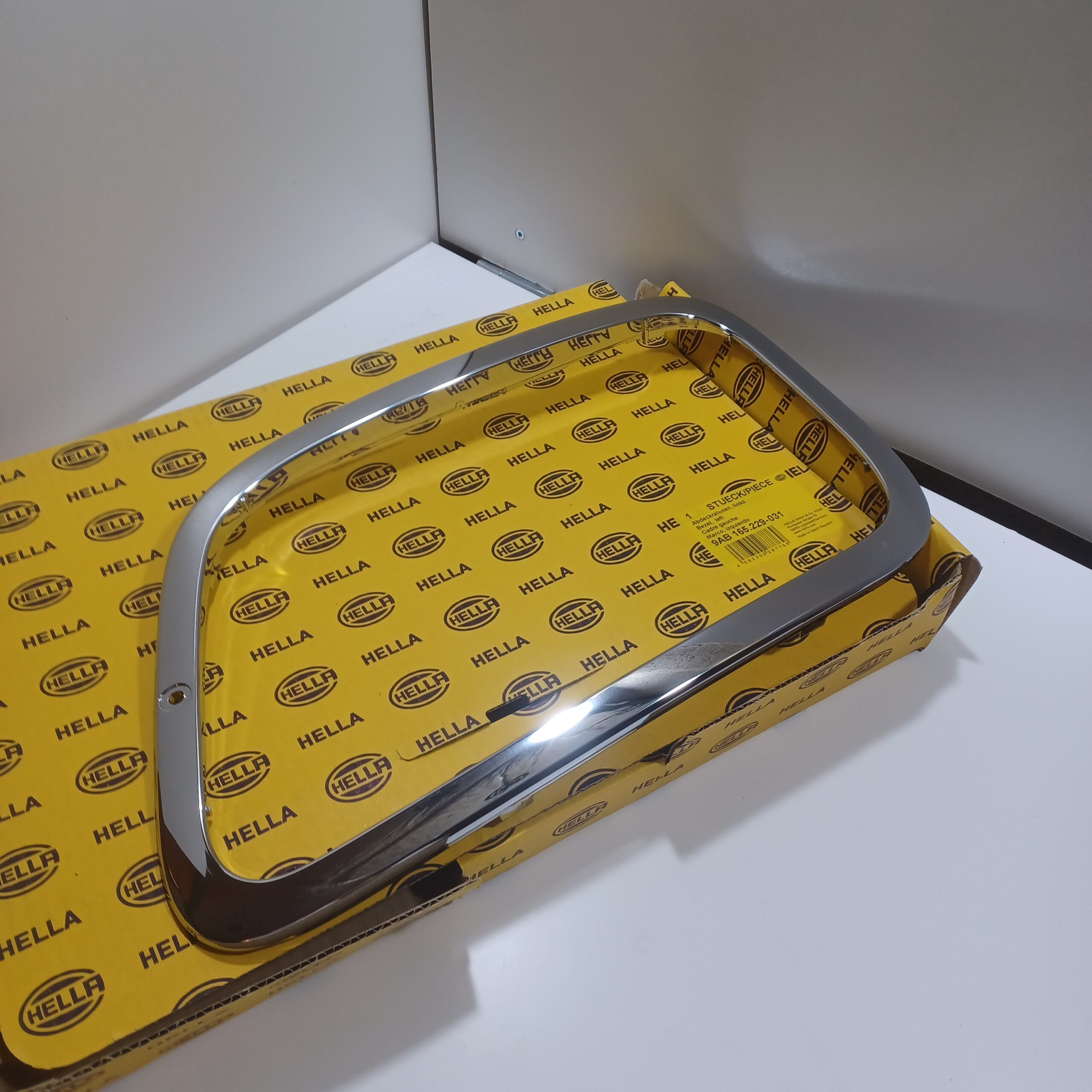 Cadre entourage phare Gauche Mercedes Actros MP2 / MP3 Neuf Hella Arrivages Auto Pieces