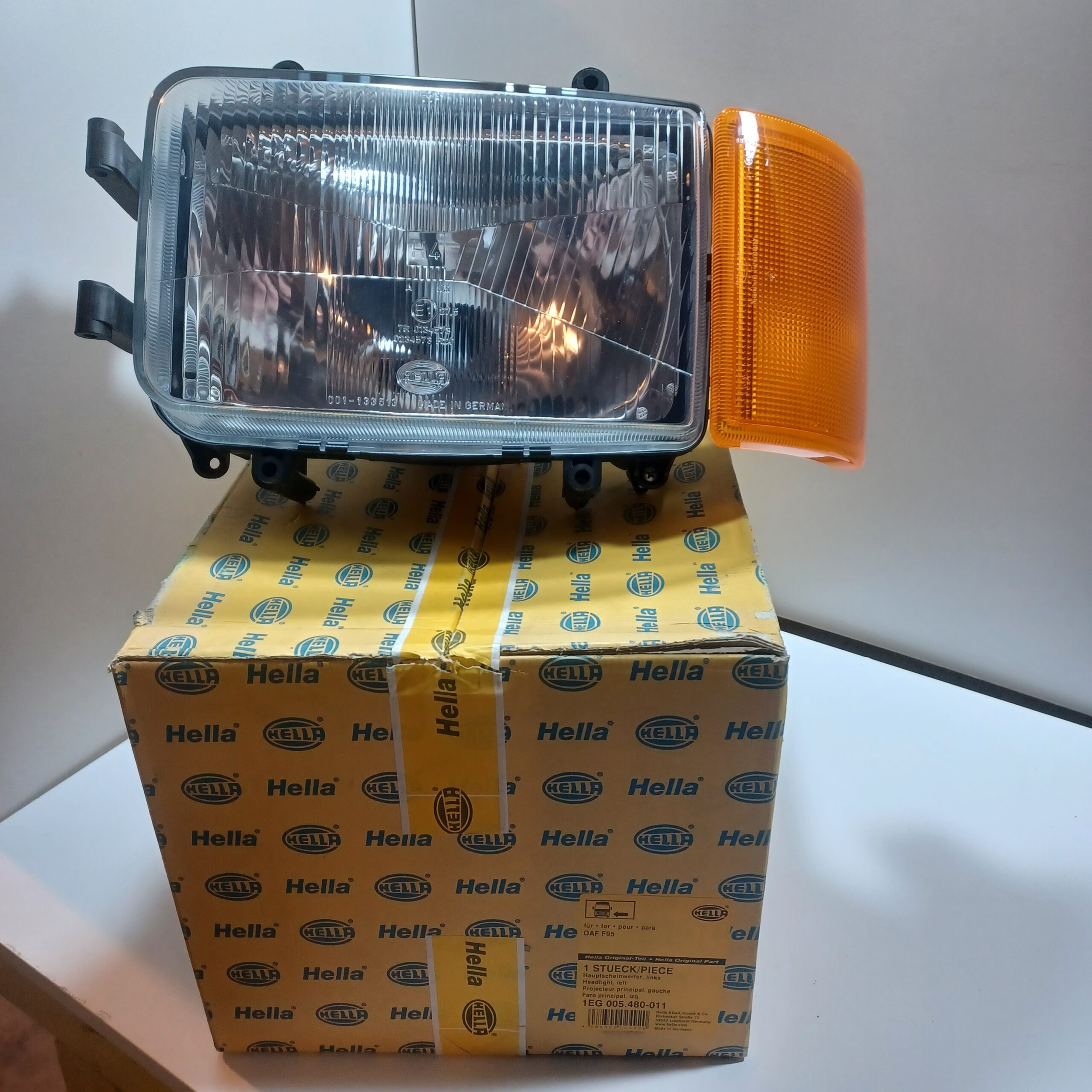 Cadre entourage phare Gauche Mercedes Actros MP2 / MP3 Neuf Hella Arrivages Auto Pieces