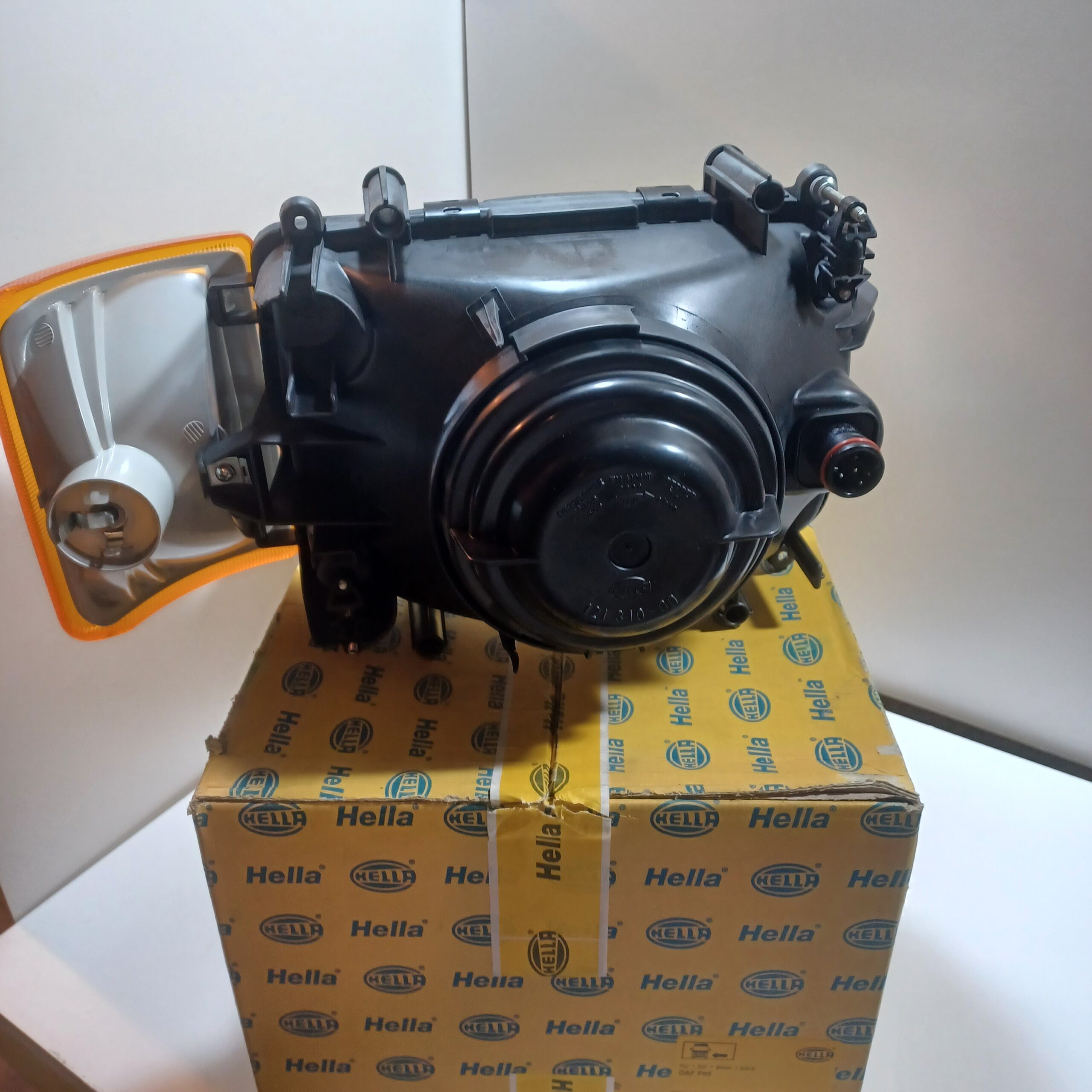 Phare avant gauche Daf 95 1987-1998 Neuf Hella Arrivages Auto Pieces