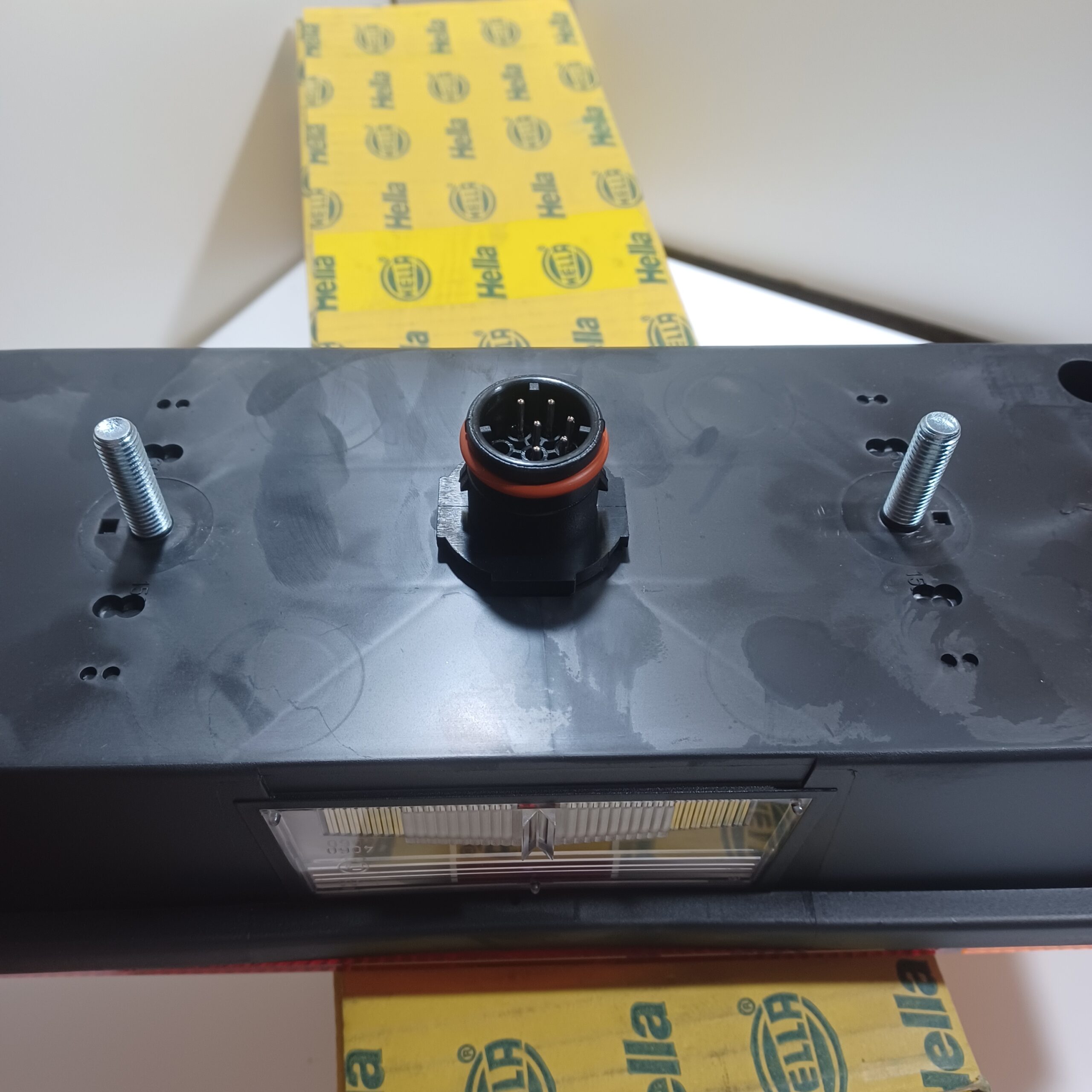 Feu arrière gauche 12v DAF 65 75 85 95 Neuf Hella Arrivages Auto Pieces