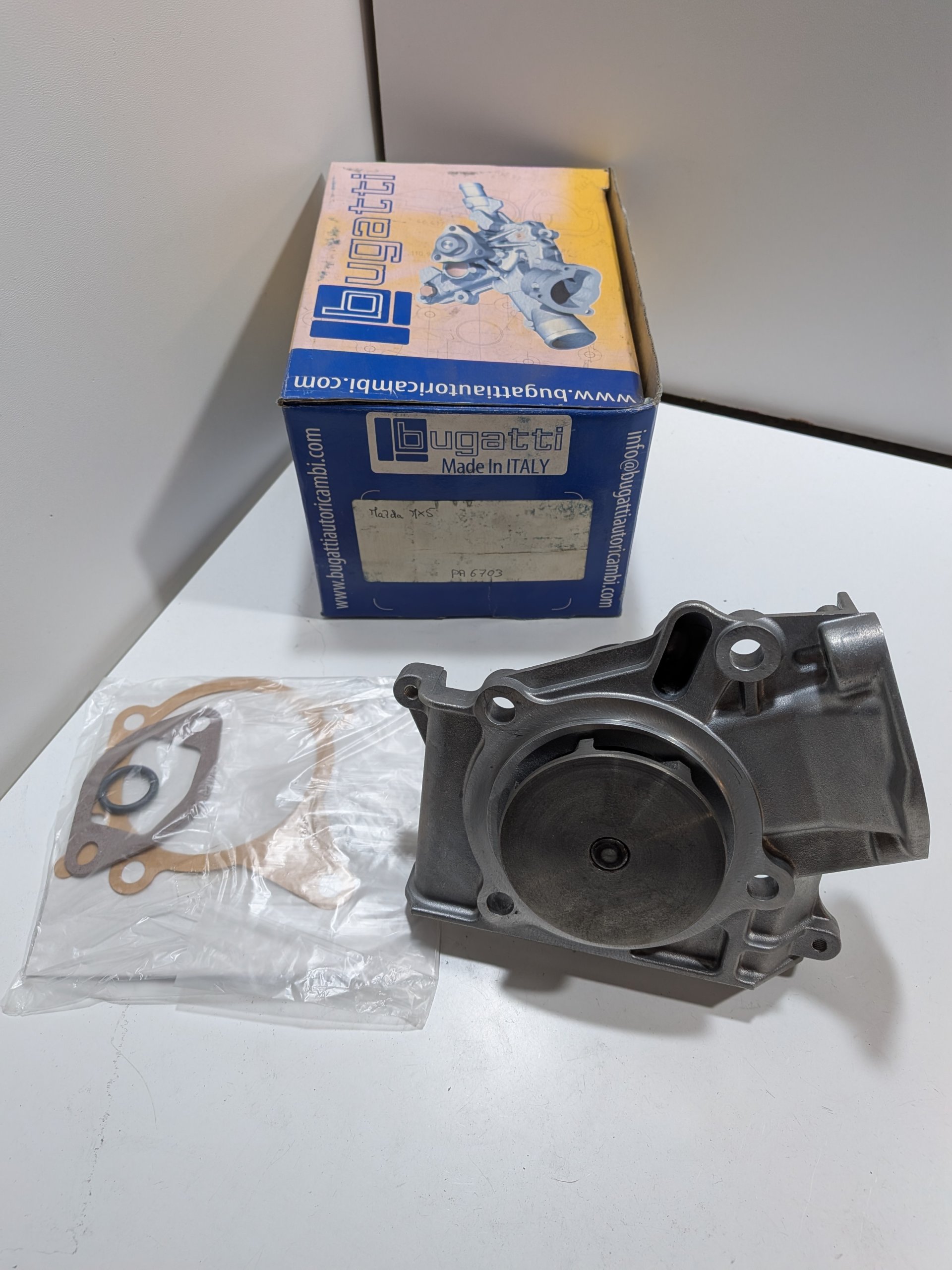 Pompe à eau Mazda 121 I 1.1 1.3 323 III 1.6 323 IV 1.3 1.6 1.8 Neuf Bugatti Arrivages Auto Pieces