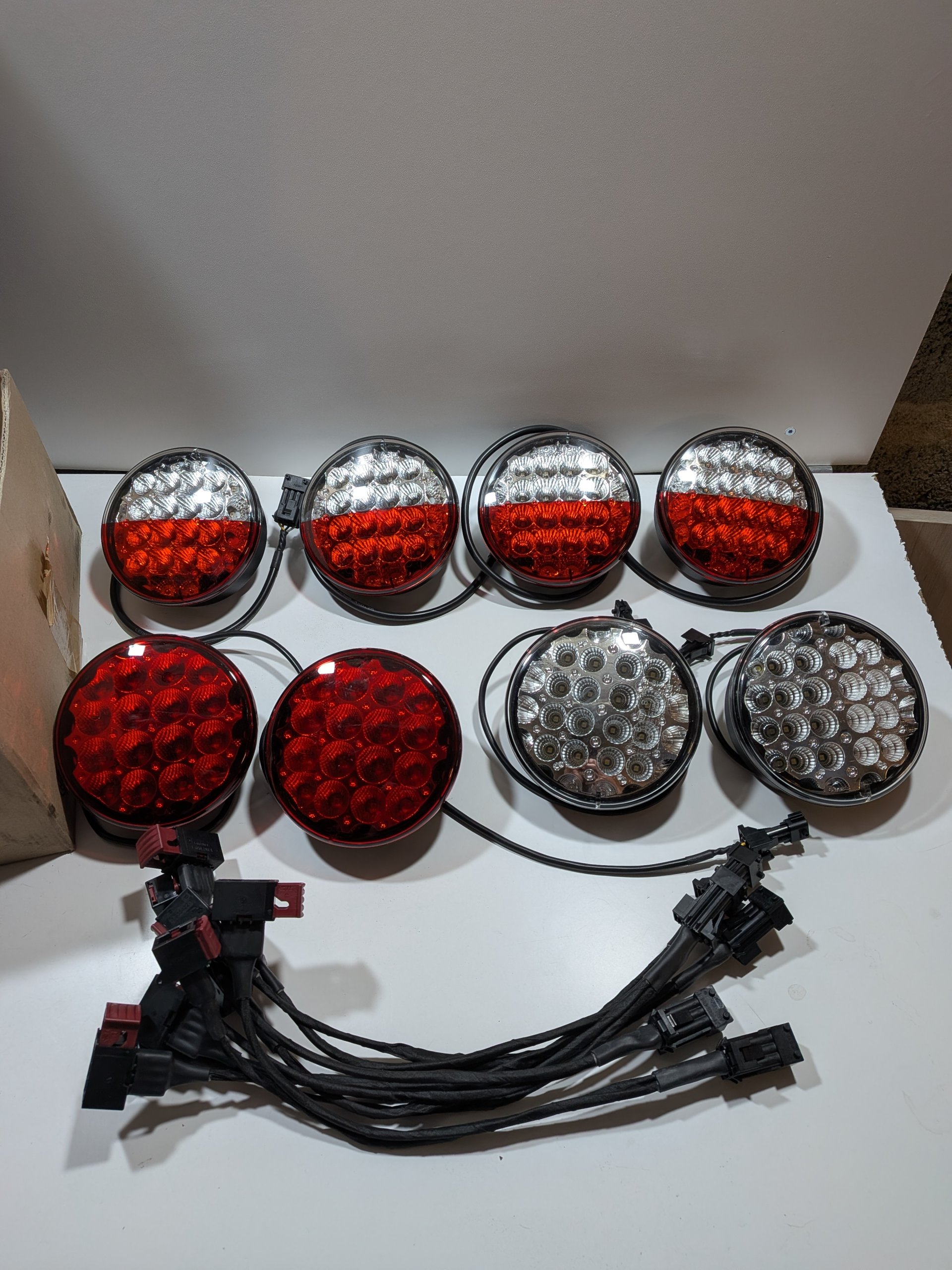 Lot de feux Led 24v Hella x4 multifonctions x2 recul x2 antibrouillard Poids lourd Semi remorque en saillie Arrivages Auto Pieces
