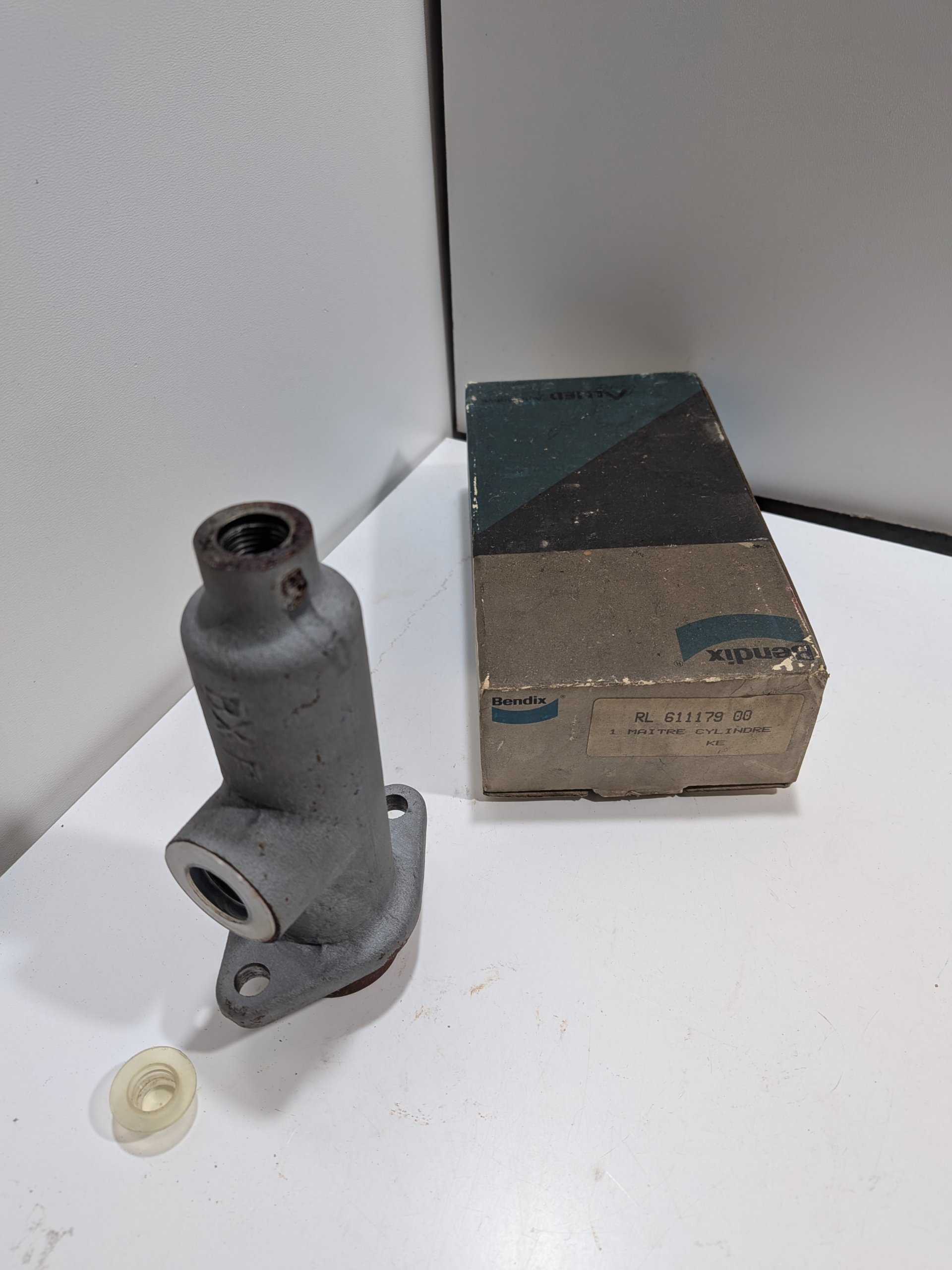 Maitre cylindre Peugeot 404 1.6 bendix 611179 Neuf 111179B NOS Arrivages Auto Pieces